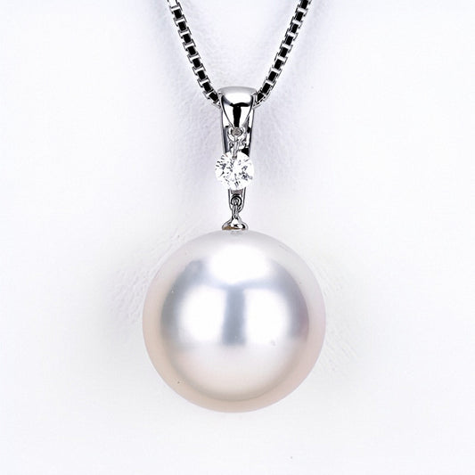 白蝶真珠ペンダントトップ 揺れるダイヤモンドがキラキラ輝く色照りが美しい白蝶真珠のペンダント(13.5mm) PHSC-OO14012103