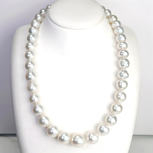 南洋白蝶真珠ネックレス 照りの良いシルバーホワイト系の魅力的なカラーの大粒パールネックレス セミラウンド〜バロック NSS-白蝶11.0~15.3mm