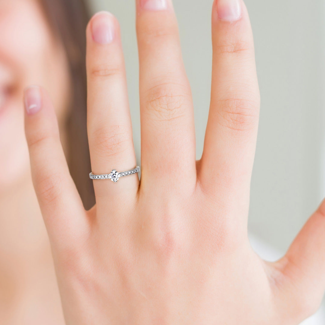 婚約指輪 細めのフレームにメレダイヤを一列に配置した上品なリング ハート型の爪が個性的 ES1DZY-0.20,D,VS2,3EX,HC
