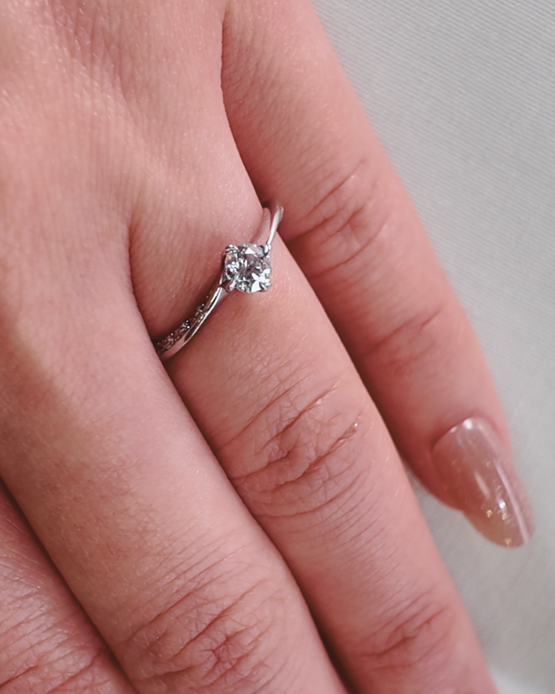 婚約指輪 ハート型の爪が個性的なダイヤモンドリング ウェーブデザインの高級感溢れるリング ES1-72-0.20ct,F,SI2,VG~Pt
