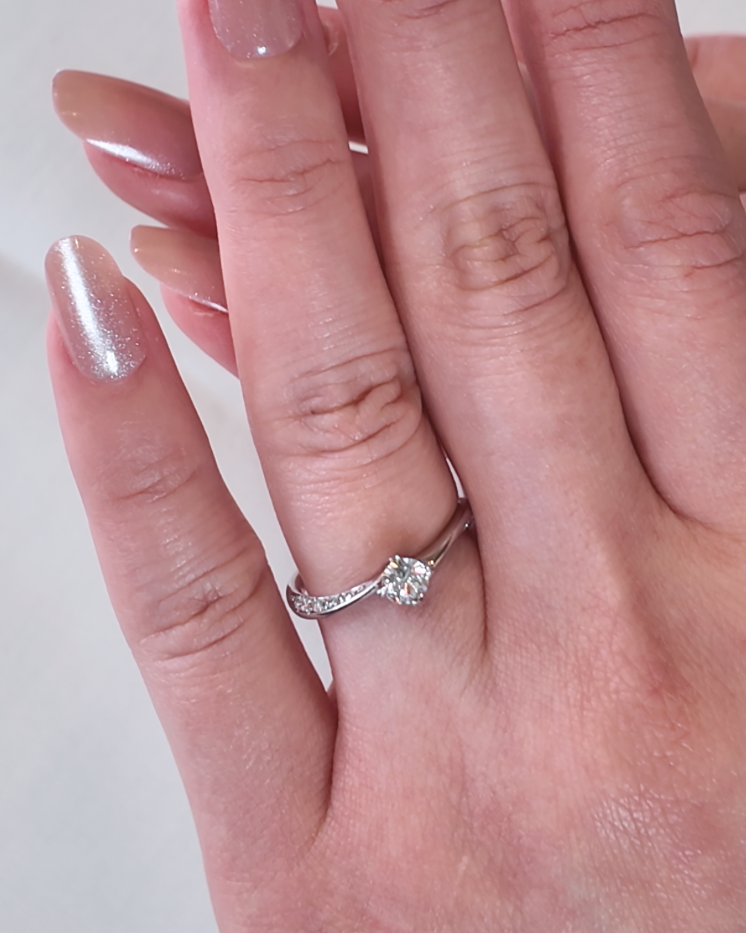 婚約指輪 ハート型の爪が個性的なダイヤモンドリング ウェーブデザインの高級感溢れるリング ES1-72-0.20ct,F,SI2,VG~Pt