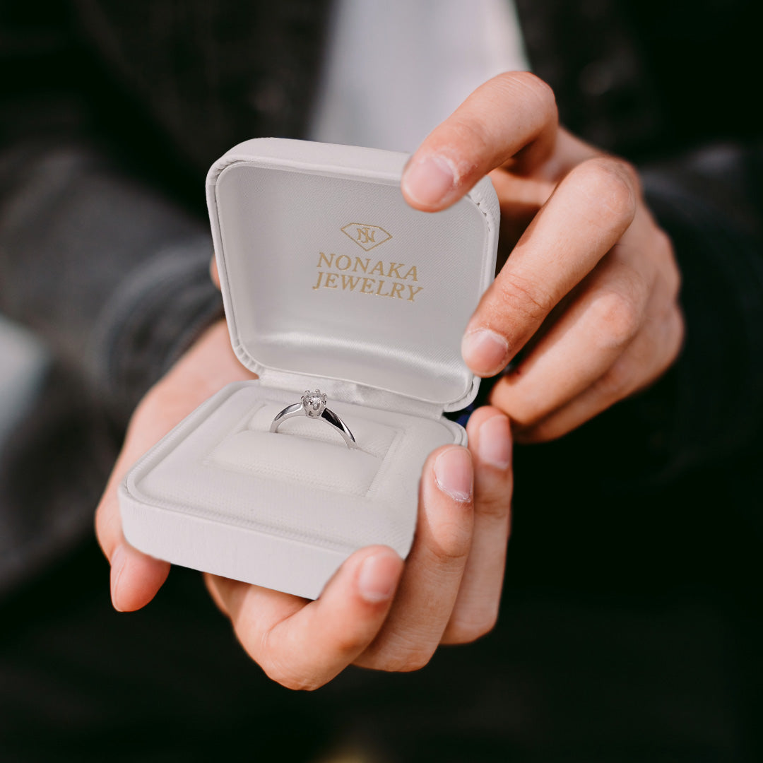 プロポーズリング シルバーにモアサナイトをあしらったシンプルな指輪 サイズ調整可能(5〜21号)