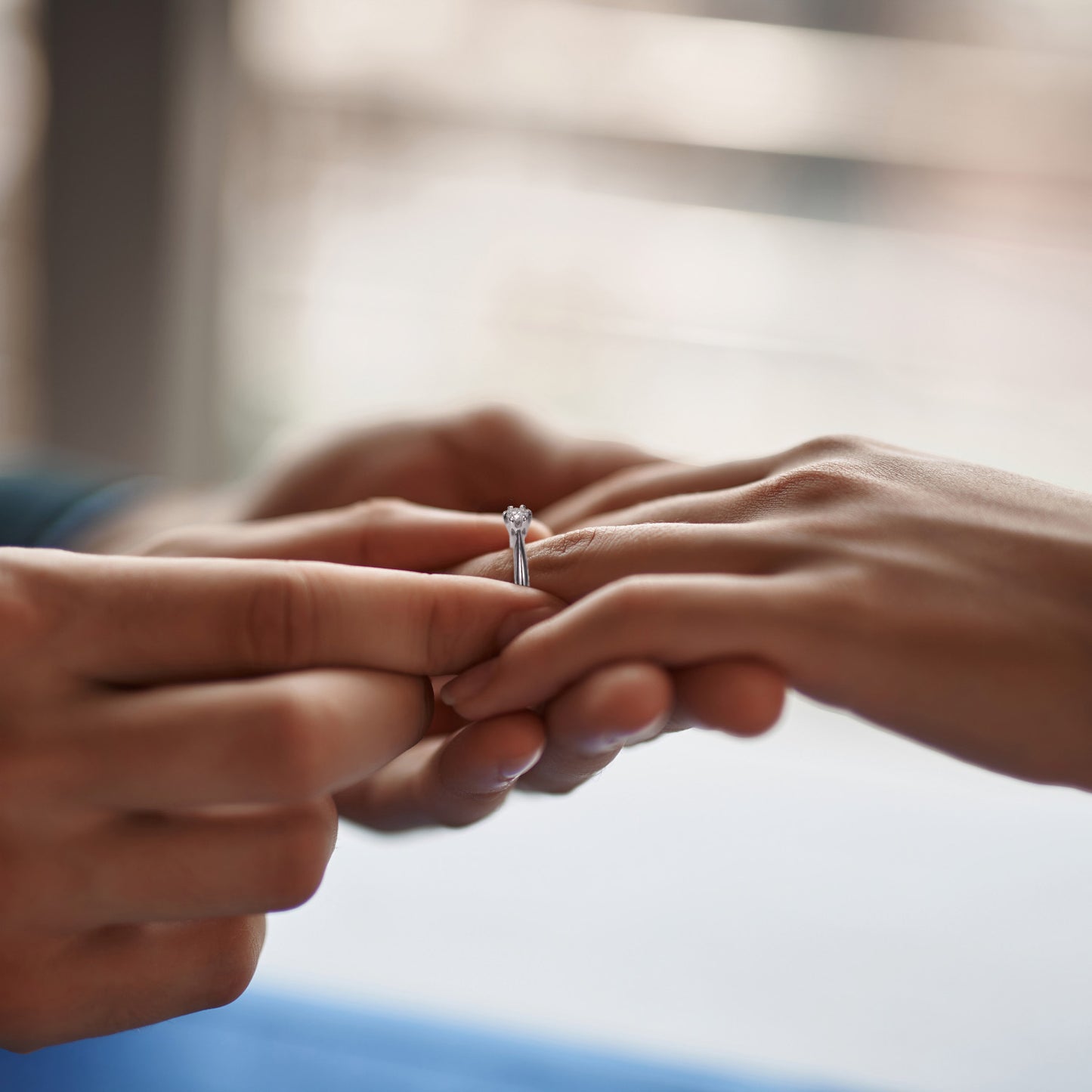 プロポーズリング シルバーにモアサナイトをあしらったシンプルな指輪 サイズ調整可能(5〜21号)