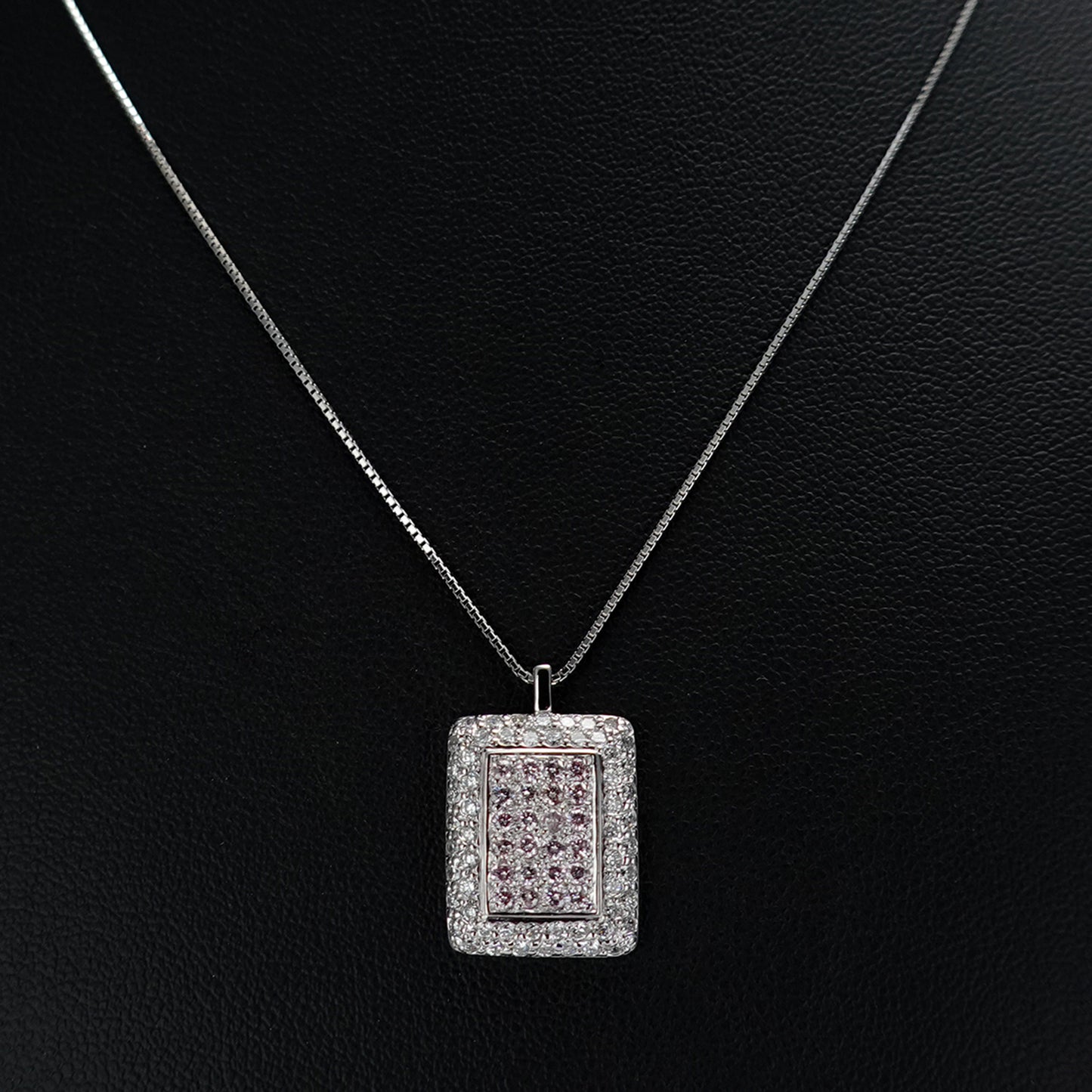 プラチナ製ピンクダイヤモンドペンダント 希少な天然ピンクダイヤモンドをふんだんに使用 65032-P0365-D070