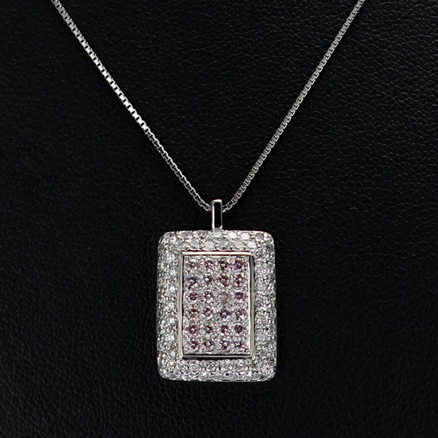 プラチナ製ピンクダイヤモンドペンダント 希少な天然ピンクダイヤモンドをふんだんに使用 65032-P0365-D070