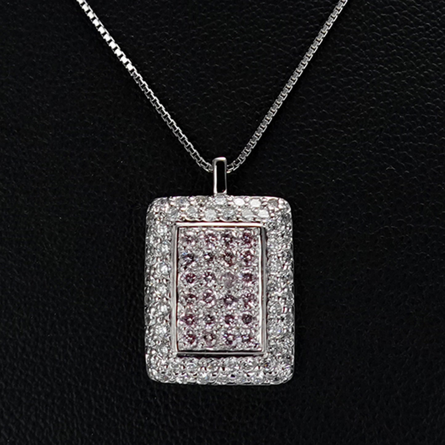 プラチナ製ピンクダイヤモンドペンダント 希少な天然ピンクダイヤモンドをふんだんに使用 65032-P0365-D070