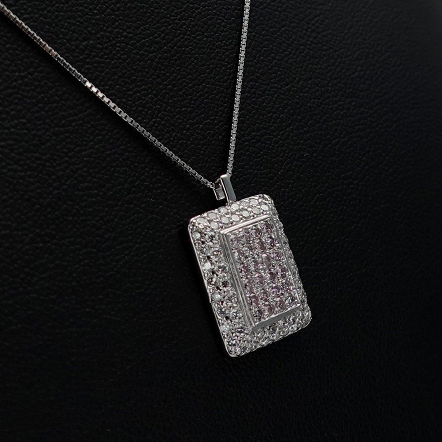 プラチナ製ピンクダイヤモンドペンダント 希少な天然ピンクダイヤモンドをふんだんに使用 65032-P0365-D070