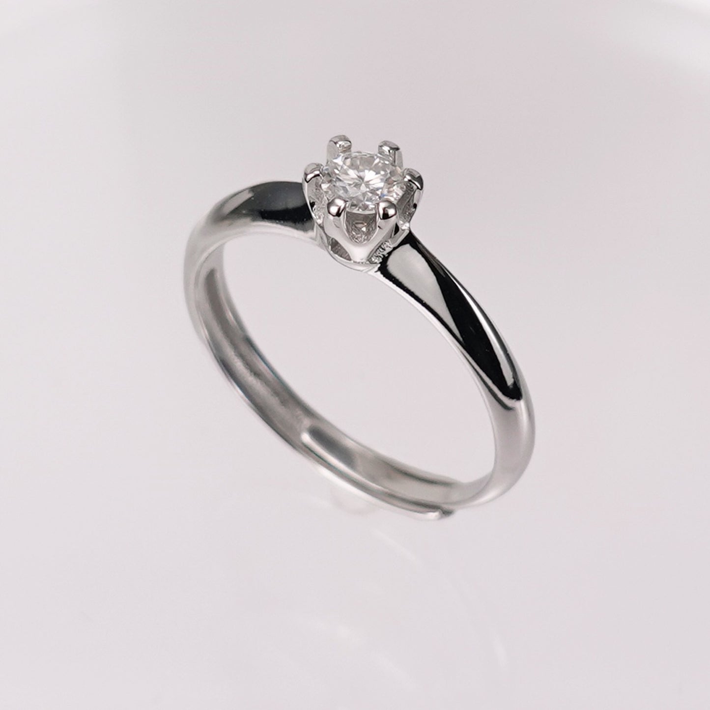 プロポーズリング シルバーにモアサナイトをあしらったシンプルな指輪 サイズ調整可能(5〜21号)