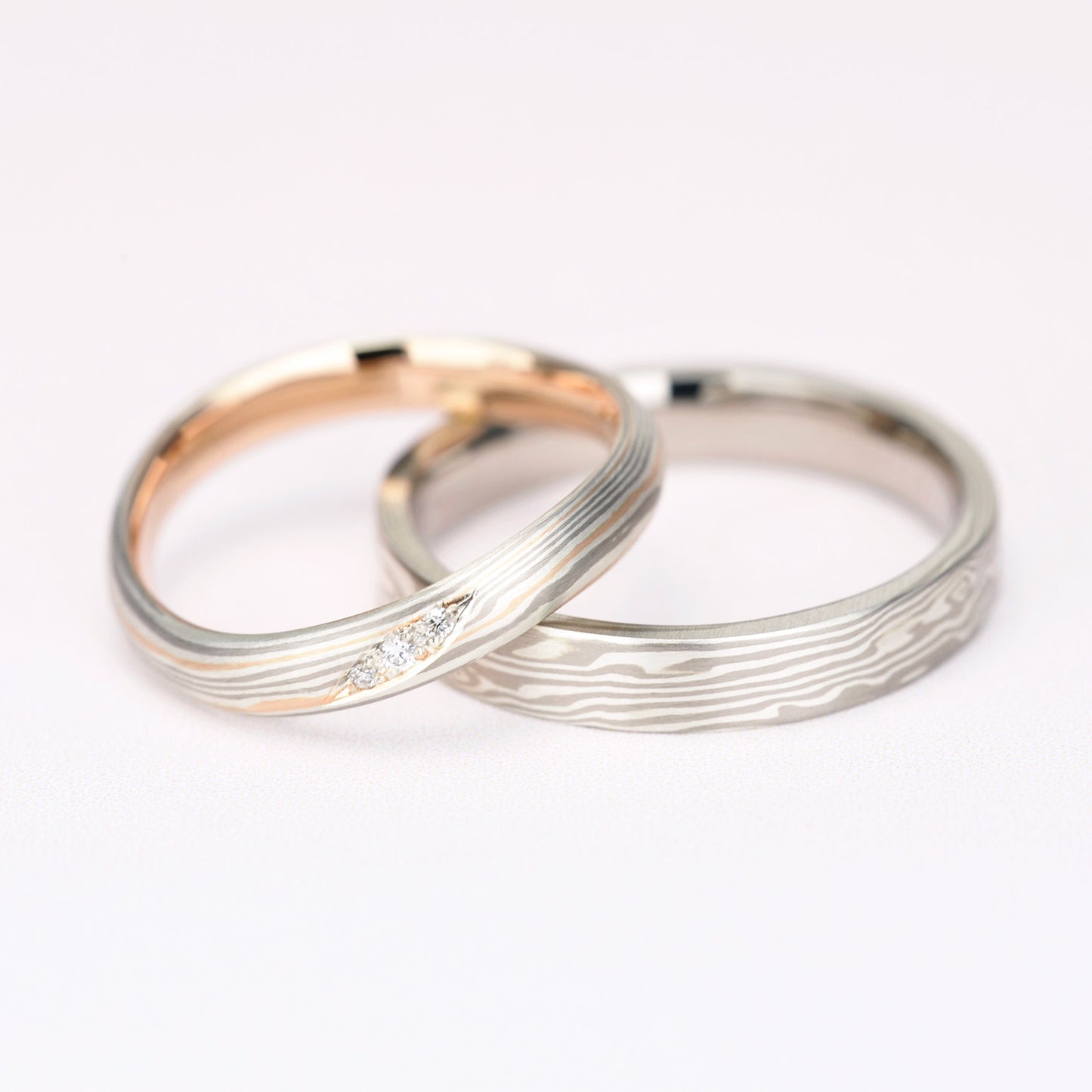 杢目金(もくめがね)結婚指輪ペア 世界に1つのだけの結婚指輪、日本独自の伝統工芸技法で手作り、ウェーブデザインと平打ちデザインのペアリング MpTHS-03SD30PG-01L35WG