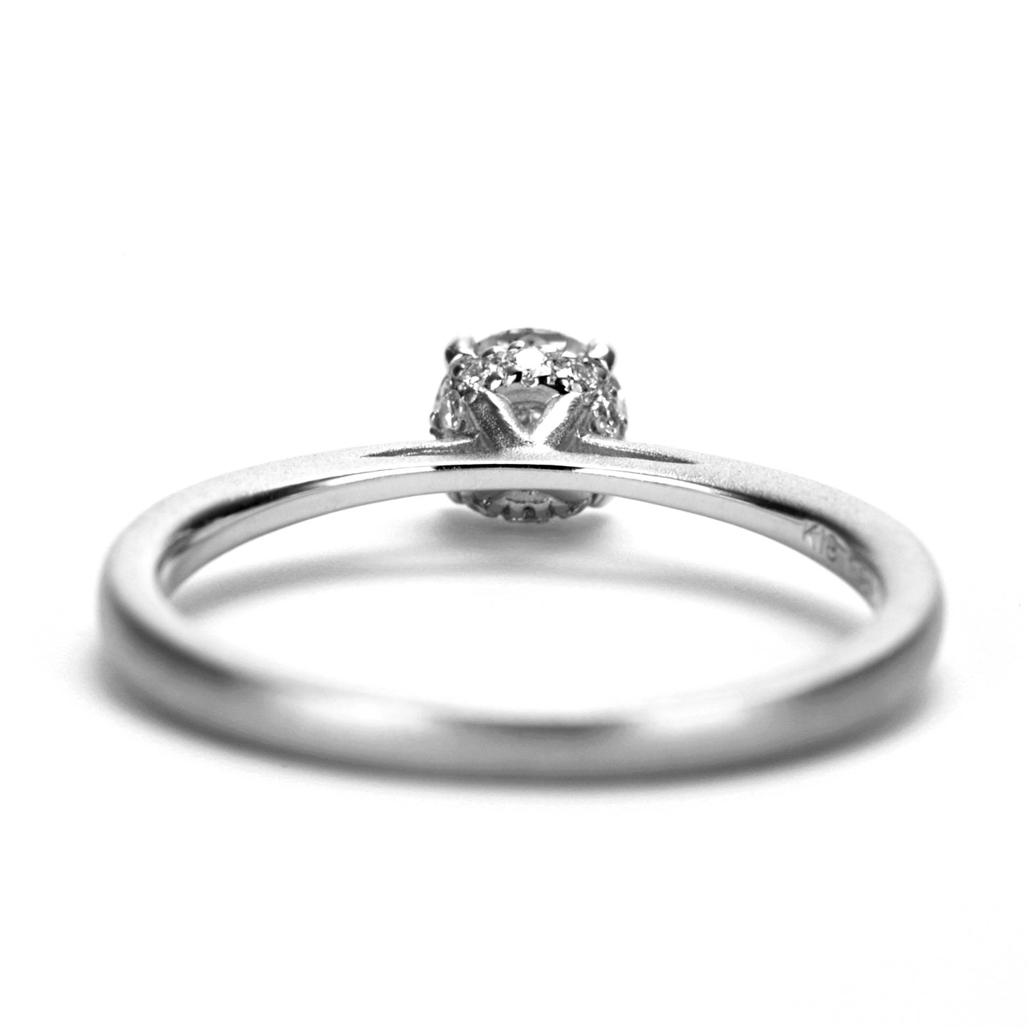 婚約指輪 メインのダイヤモンドの横をメレダイヤで一周取り巻いた高級感のある指輪 E-4TZm-0.20,F,VS2,3EX,HC~Pt950H