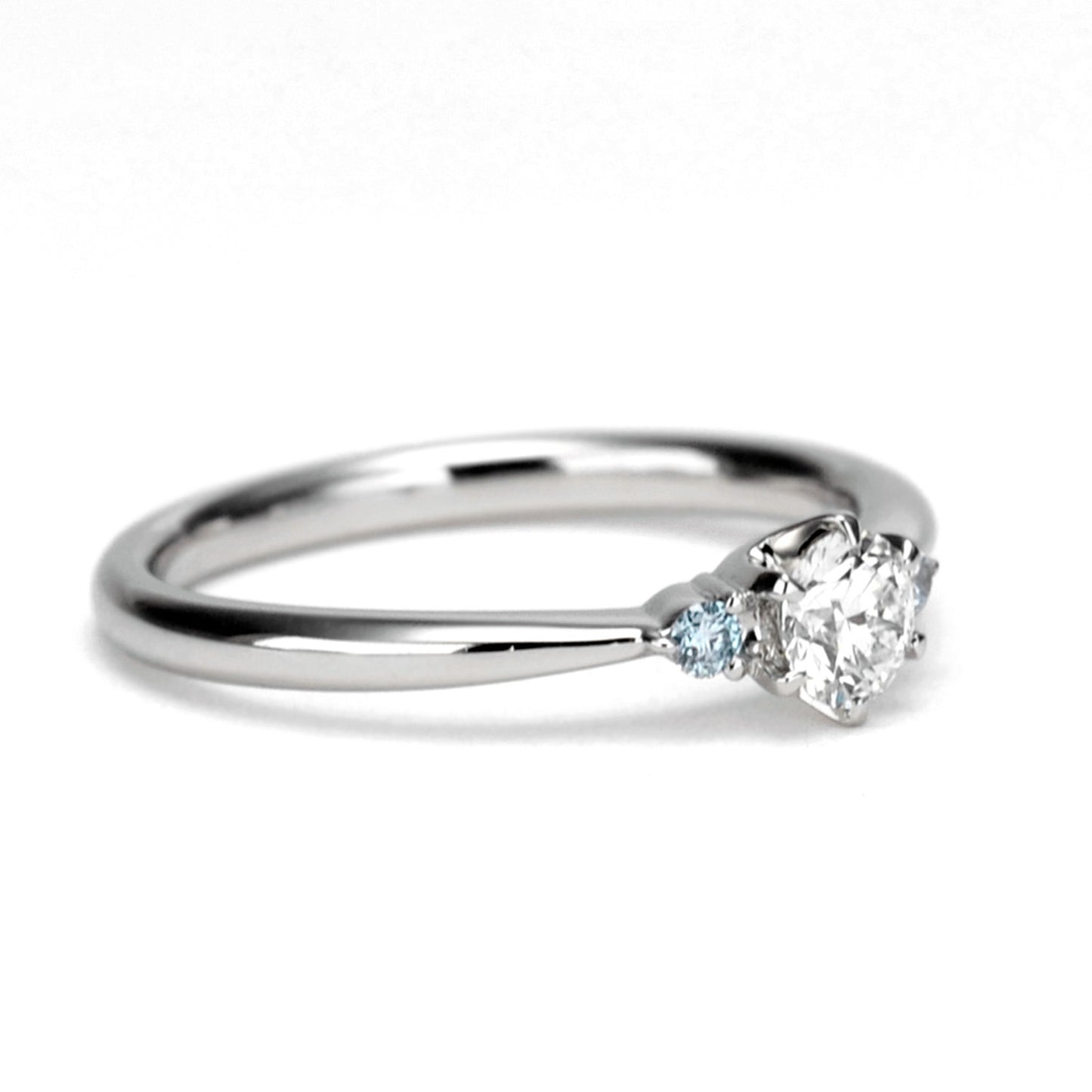 プラチナ婚約指輪 サイドに爽やかな水色のアイスブルーダイヤを使用 EK1028b-0.25ct,F,VS2,3EX,HC