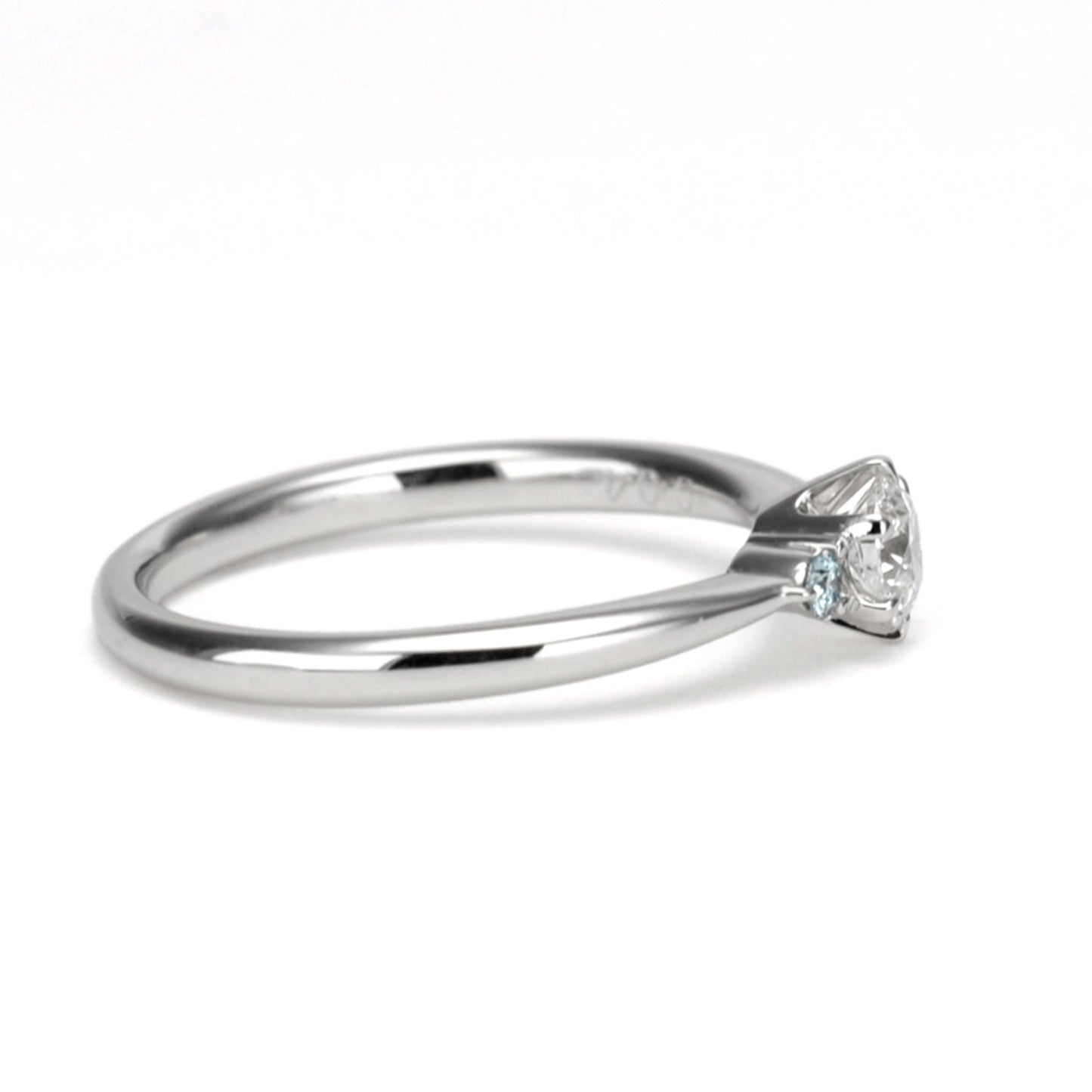 プラチナ婚約指輪 サイドに爽やかな水色のアイスブルーダイヤを使用 EK1028b-0.25ct,F,VS2,3EX,HC