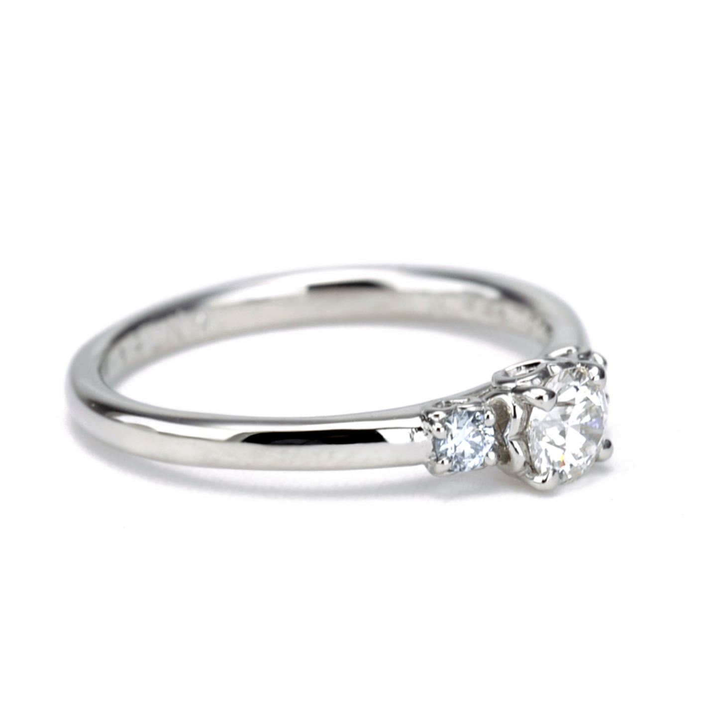 婚約指輪 アイスブルーダイヤモンドとハートの透かし模様のデザインが特徴的 EKK501b-0.20ct