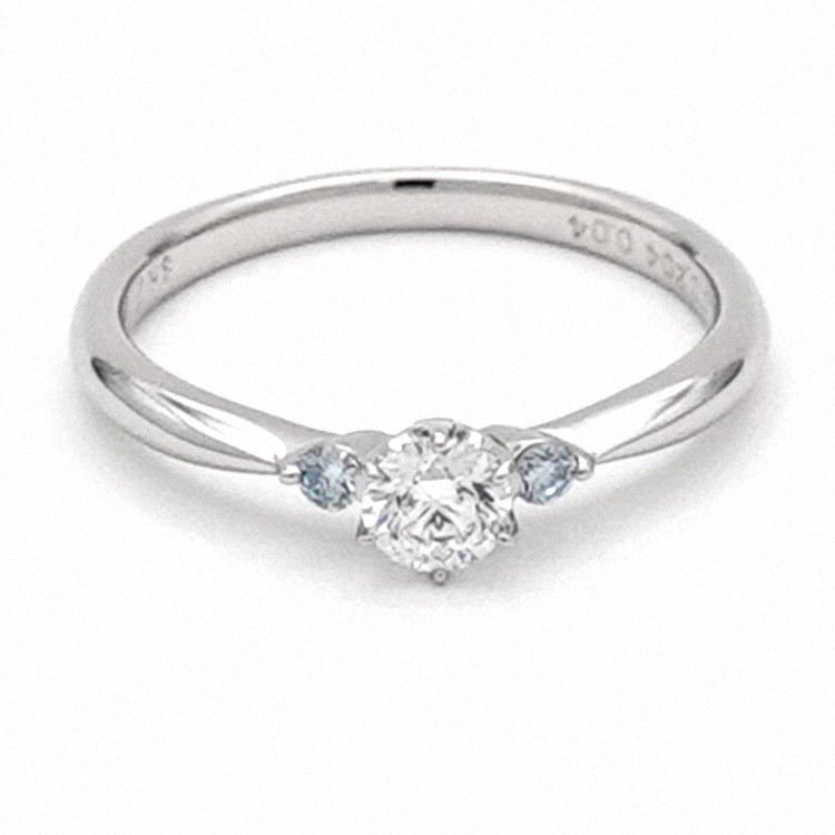 プラチナ婚約指輪 サイドに爽やかな水色のアイスブルーダイヤを使用 ENJ116-b-0.20ct,F
