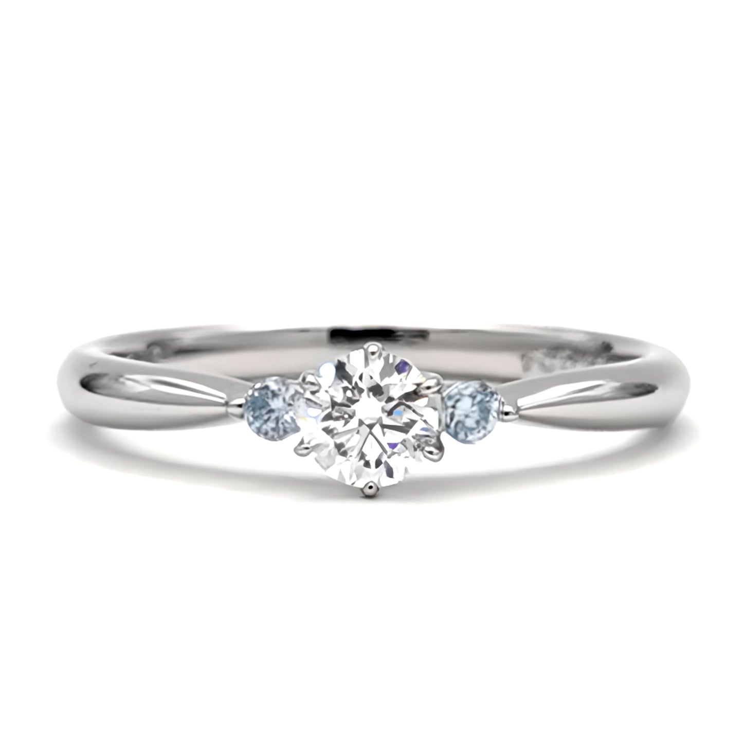 プラチナ婚約指輪 サイドに爽やかな水色のアイスブルーダイヤを使用 ENJ116-b-0.20ct,F