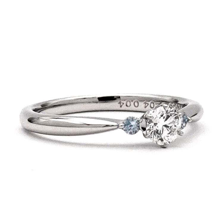 プラチナ婚約指輪 サイドに爽やかな水色のアイスブルーダイヤを使用 ENJ116-b-0.20ct,F