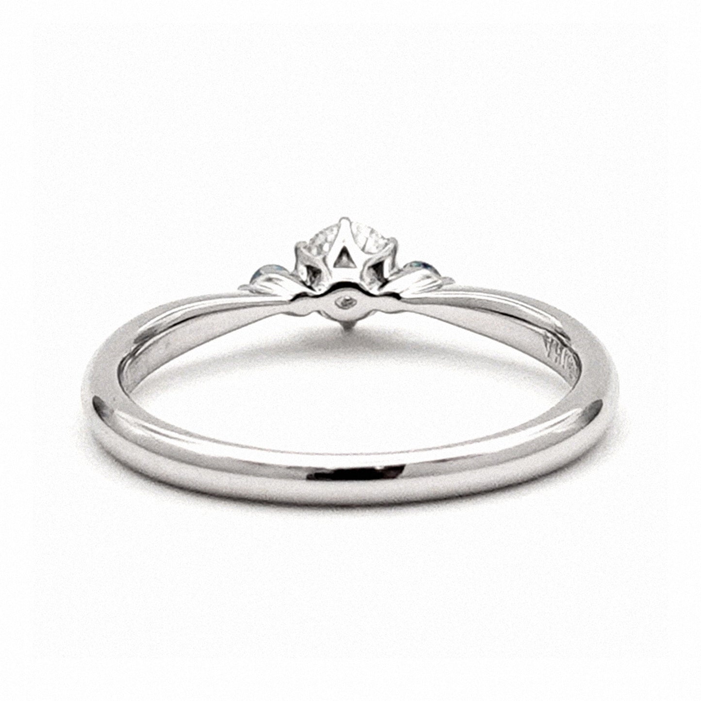 プラチナ婚約指輪 サイドに爽やかな水色のアイスブルーダイヤを使用 ENJ116-b-0.20ct,F