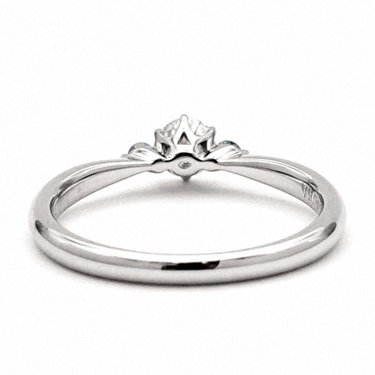 プラチナ婚約指輪 サイドに爽やかな水色のアイスブルーダイヤを使用 ENJ116-b-0.20ct,F