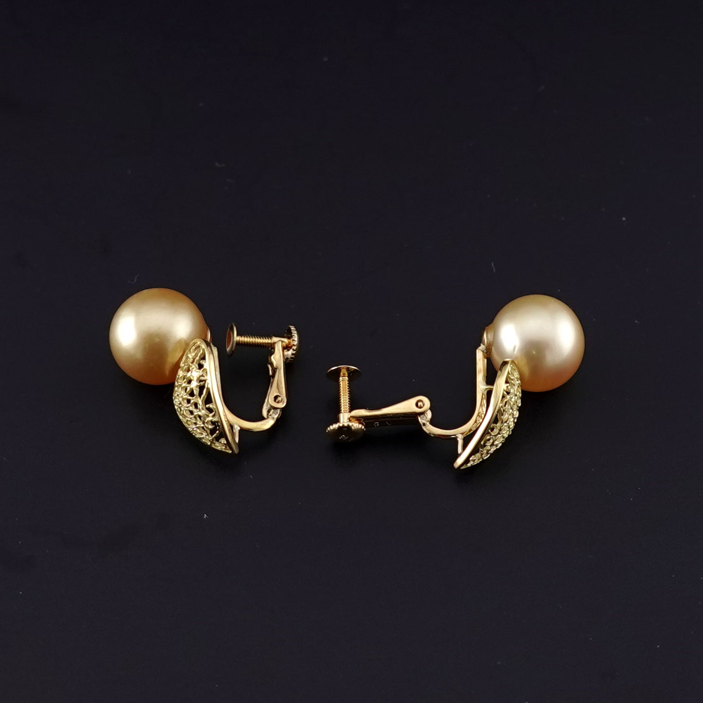 白蝶ゴールデンパールイヤリング10.3mm K18YGの透かし模様が印象的なきれいな金色の白蝶真珠を使用したイヤリング ERP-SC-G-10.3mm-K18YG-E-936