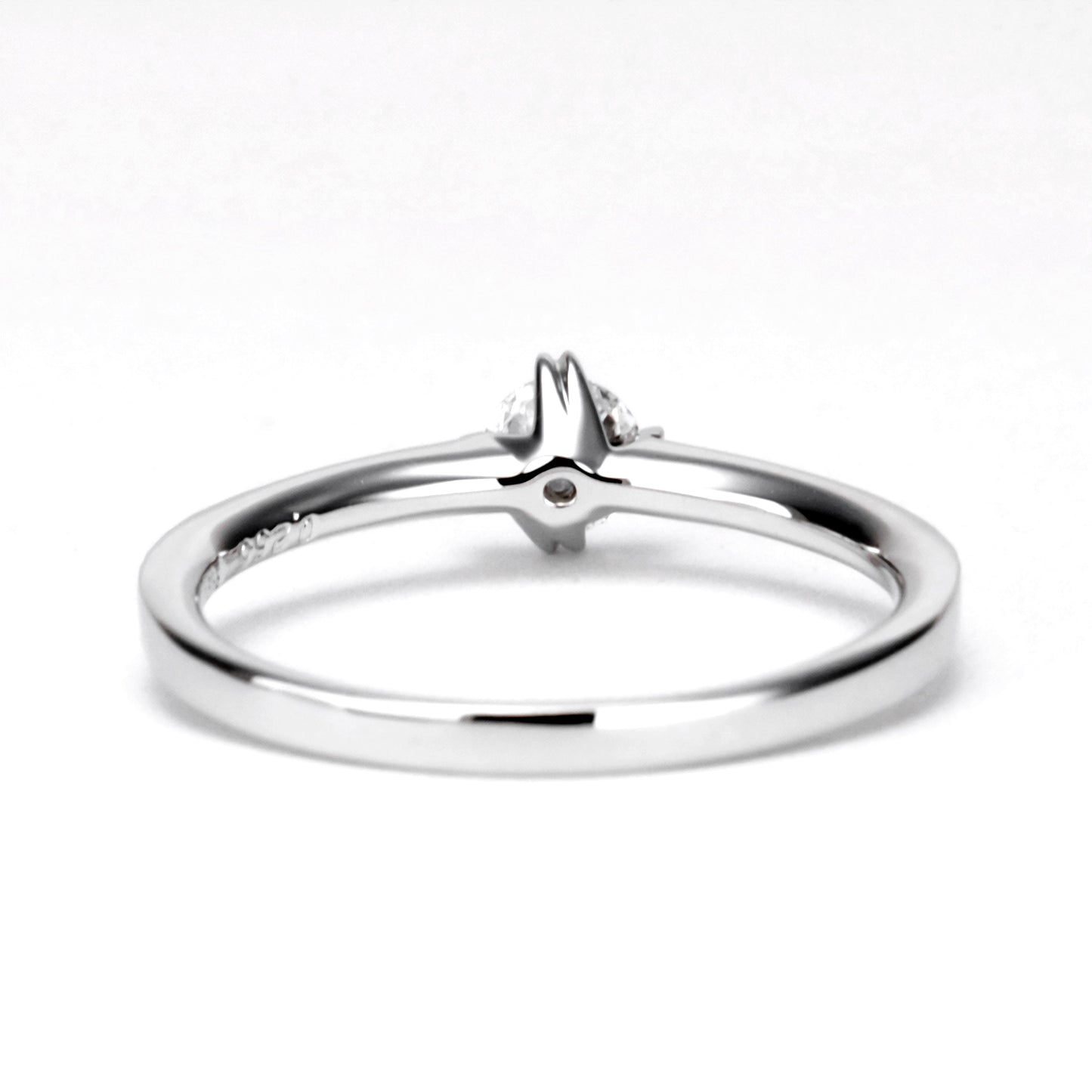 婚約指輪 細めのフレームにメレダイヤを一列に配置した上品なリング ハート型の爪が個性的 ES1DZYh-0.25,D,VS2,3EX,HC