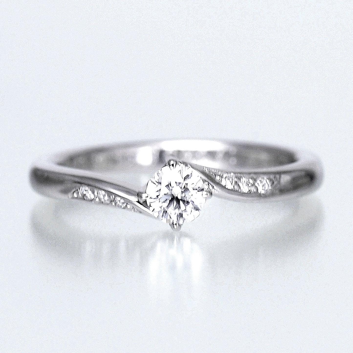 婚約指輪 メレーダイアが斜めに入ったおしゃれなリング ESS192n-0.20,F,SI2,VG