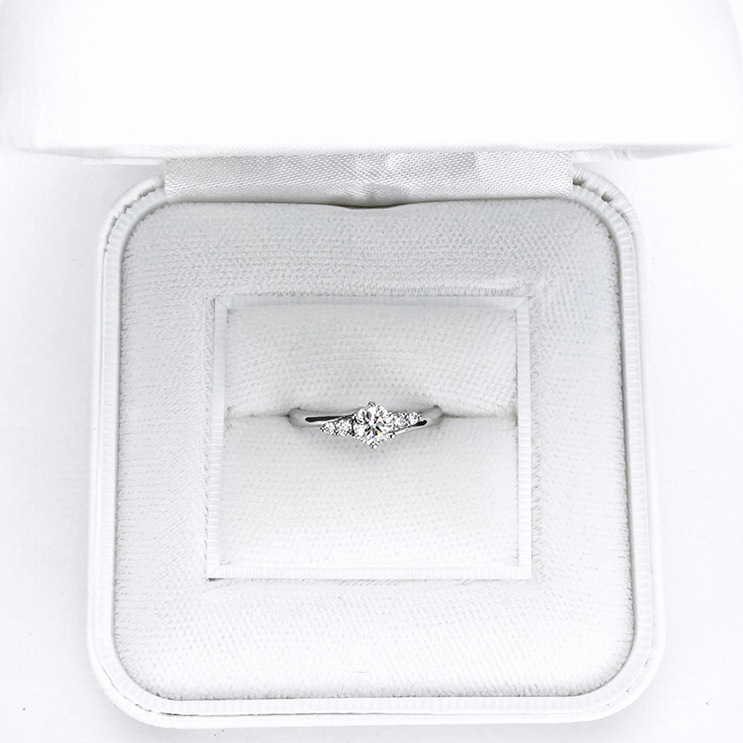 婚約指輪 最高級のダイヤモンドと大きめの高品質H&Cメレダイヤを使った高級感漂う指輪 ETOE-139h-0.27,D,IF,3EX,HC