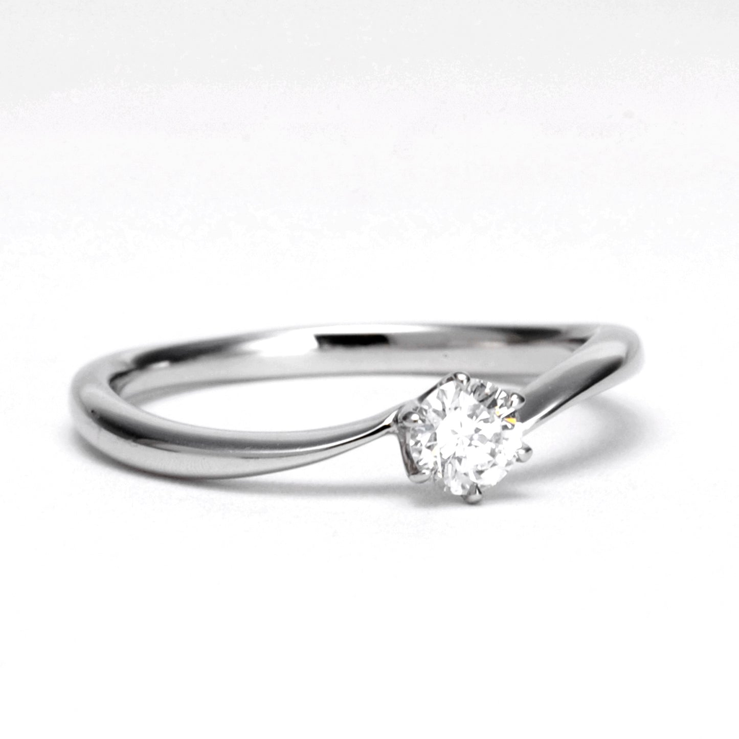 プラチナ製婚約指輪 爪が低くシンプルで普段使いしやすい人気のデザイン EJTR22-0.20ct,F