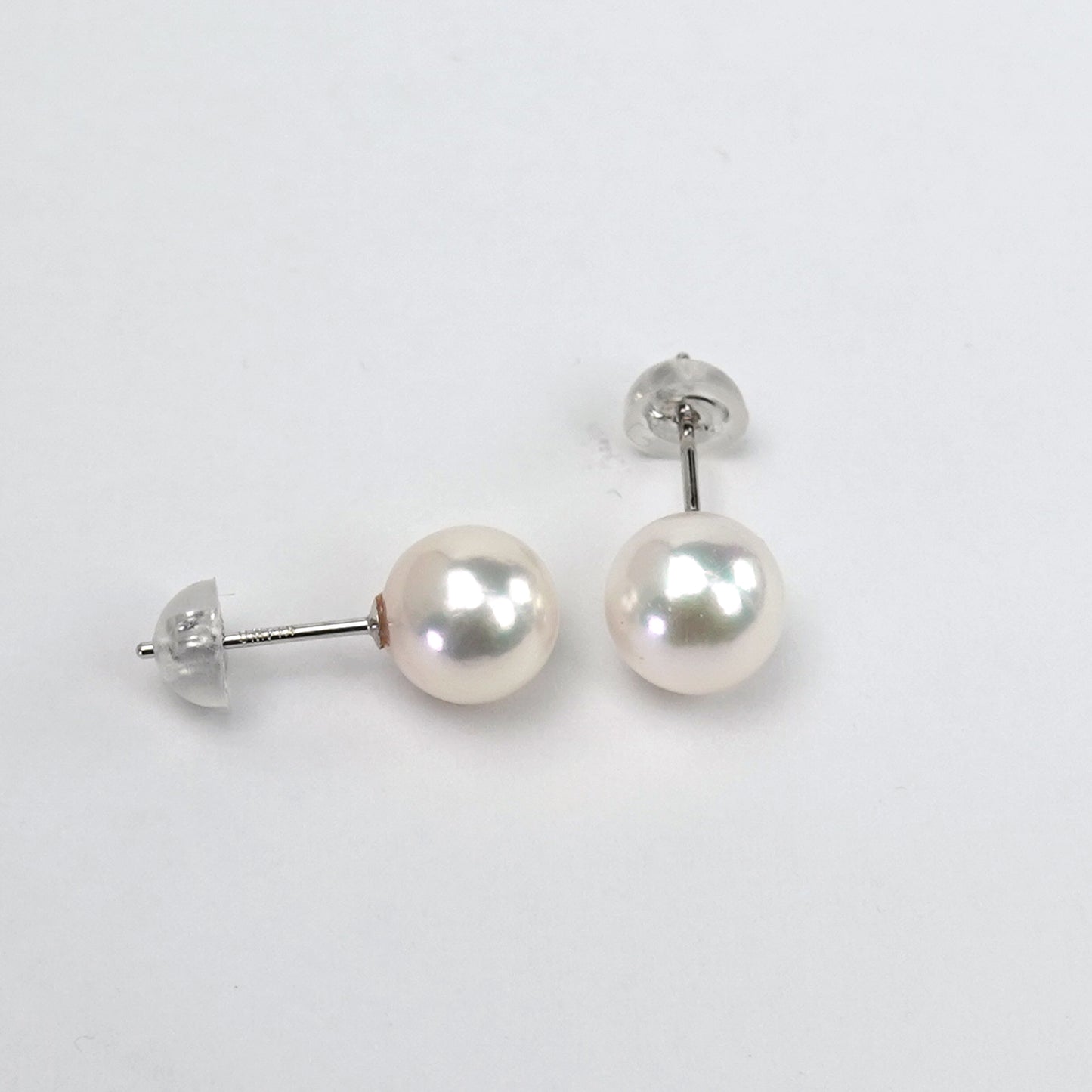 パールピアス シルバーホワイト系の中にピンク系の色が見られる照りの良いパール PE-P-6.8mm-K14WG-2025-アコヤ真珠