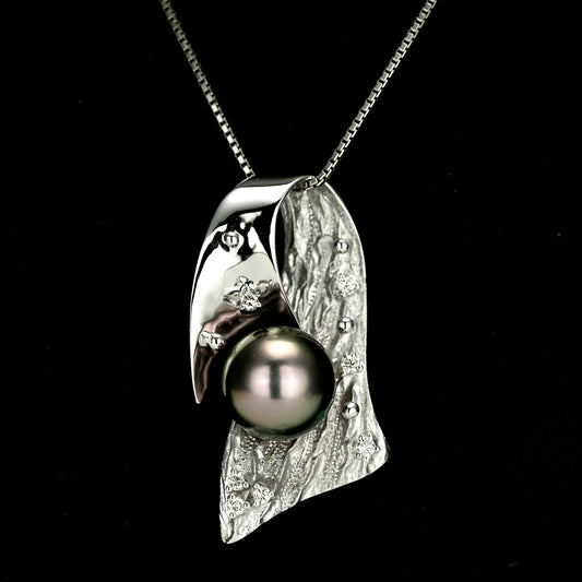 黒蝶真珠ペンダントトップ グリーン系の色・照りの良い真珠を使用し、ホワイトゴールドふんだんに使ったお洒落な高品質ペンダント P148