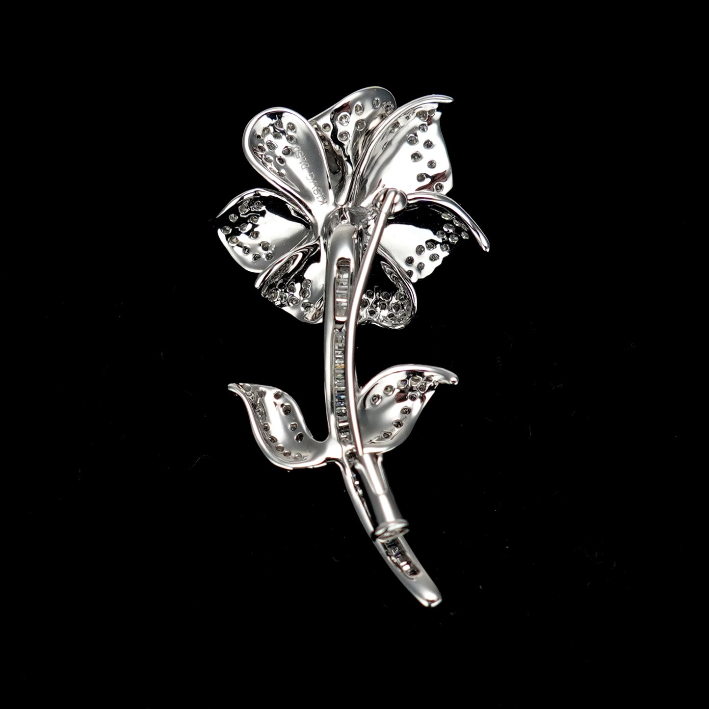 ダイヤモンドブローチ ダイヤモンドをふんだんに(1.50ct)使用した高級品 K18WG