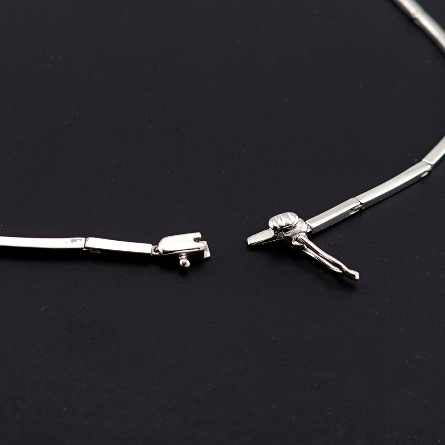 ダイヤモンドペンダント 張りのあるネックレスとマーキースダイヤモンドの組み合わせで高級感あふれるデザインに PND-MQ-K18WG-0.698ct+0.10ct