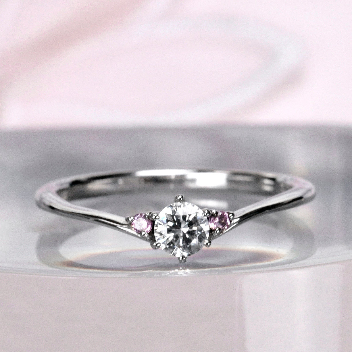 プラチナ婚約指輪 ピンクサファイヤを2個使用したスマートなV字リング EK0896ps-0.18ct