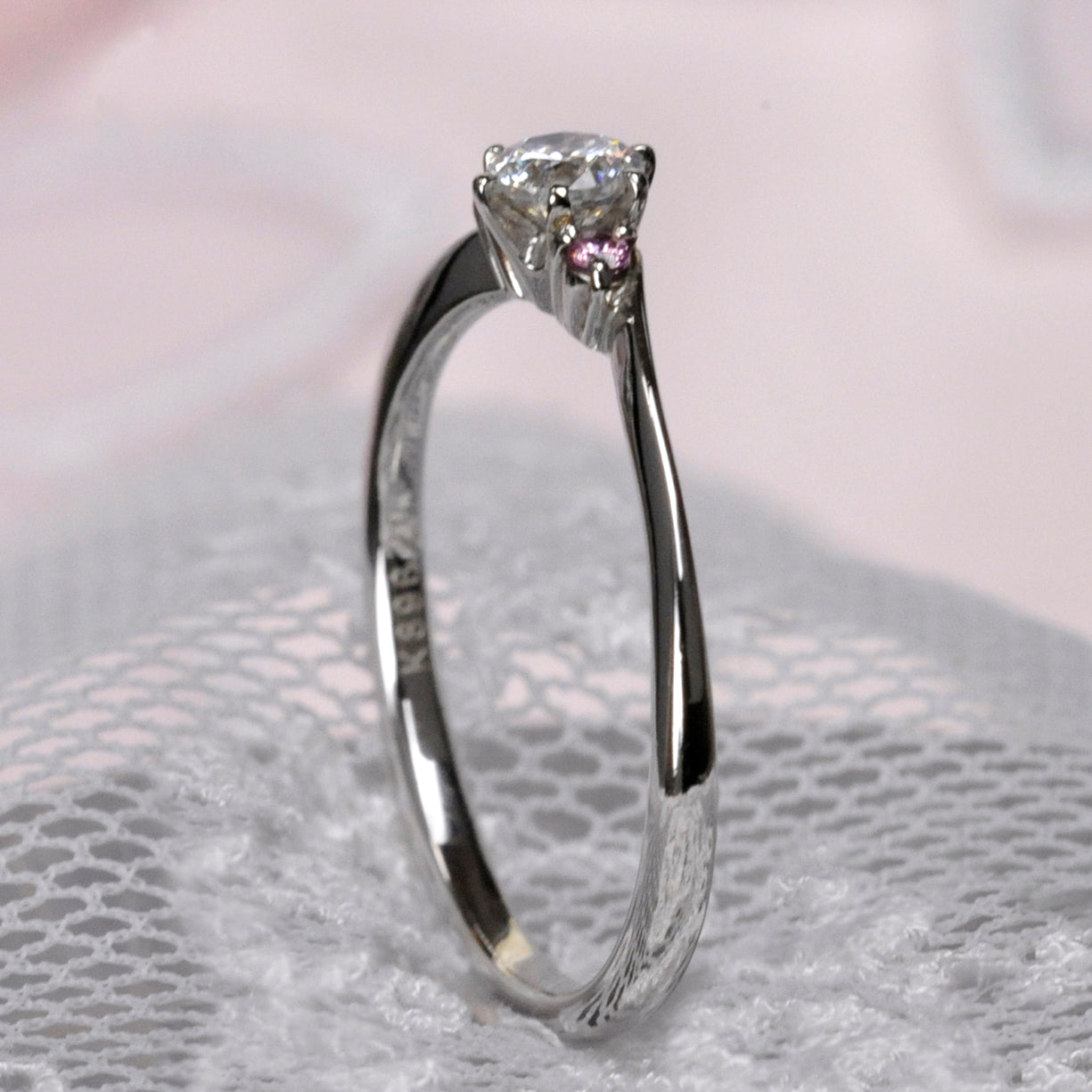 プラチナ婚約指輪 ピンクサファイヤを2個使用したスマートなV字リング EK0896ps-0.18ct