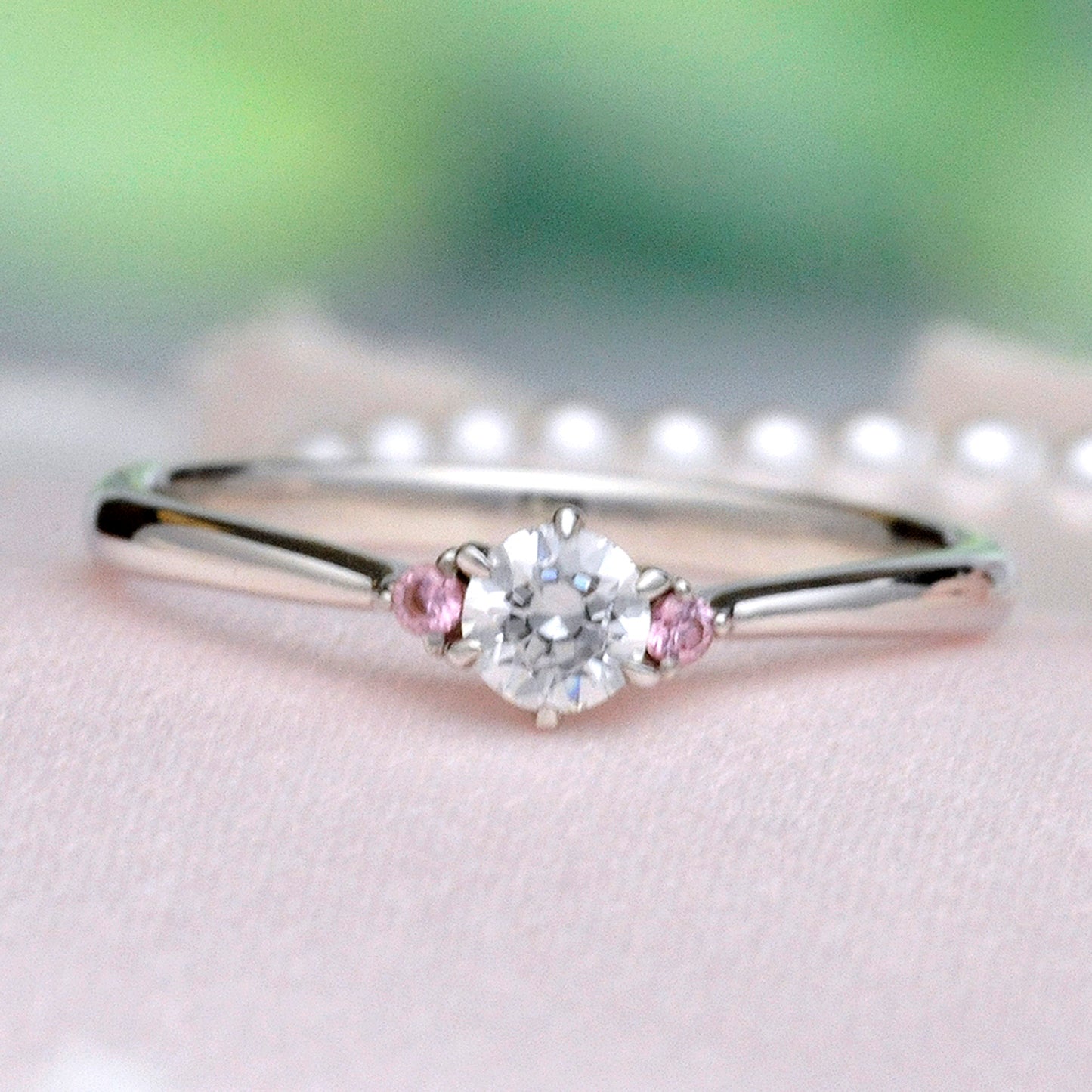 プラチナ婚約指輪 ピンクサファイヤを2個使用した緩やかなV字リング EKH01Kps-0.18ct