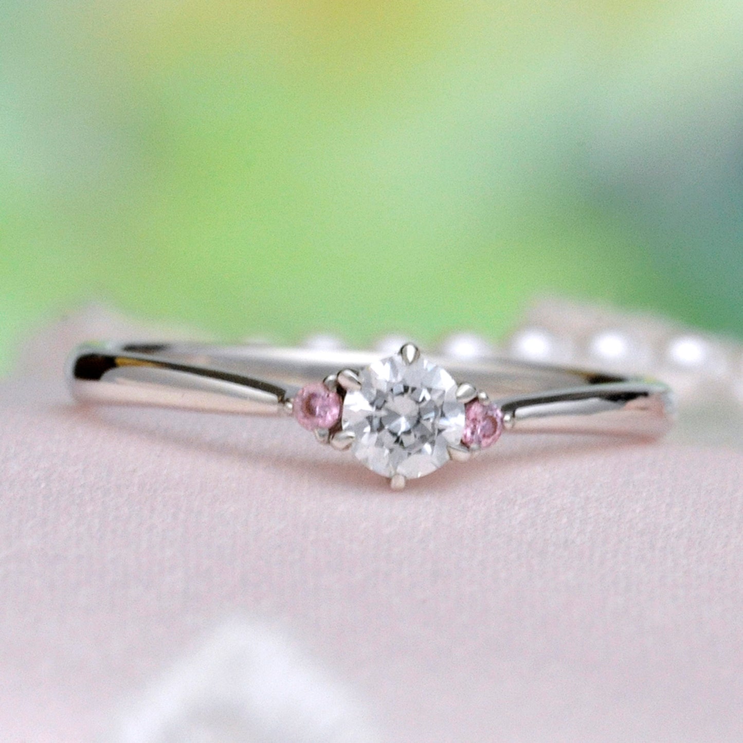 プラチナ婚約指輪 ピンクサファイヤを2個使用した緩やかなV字リング EKH01Kps-0.18ct