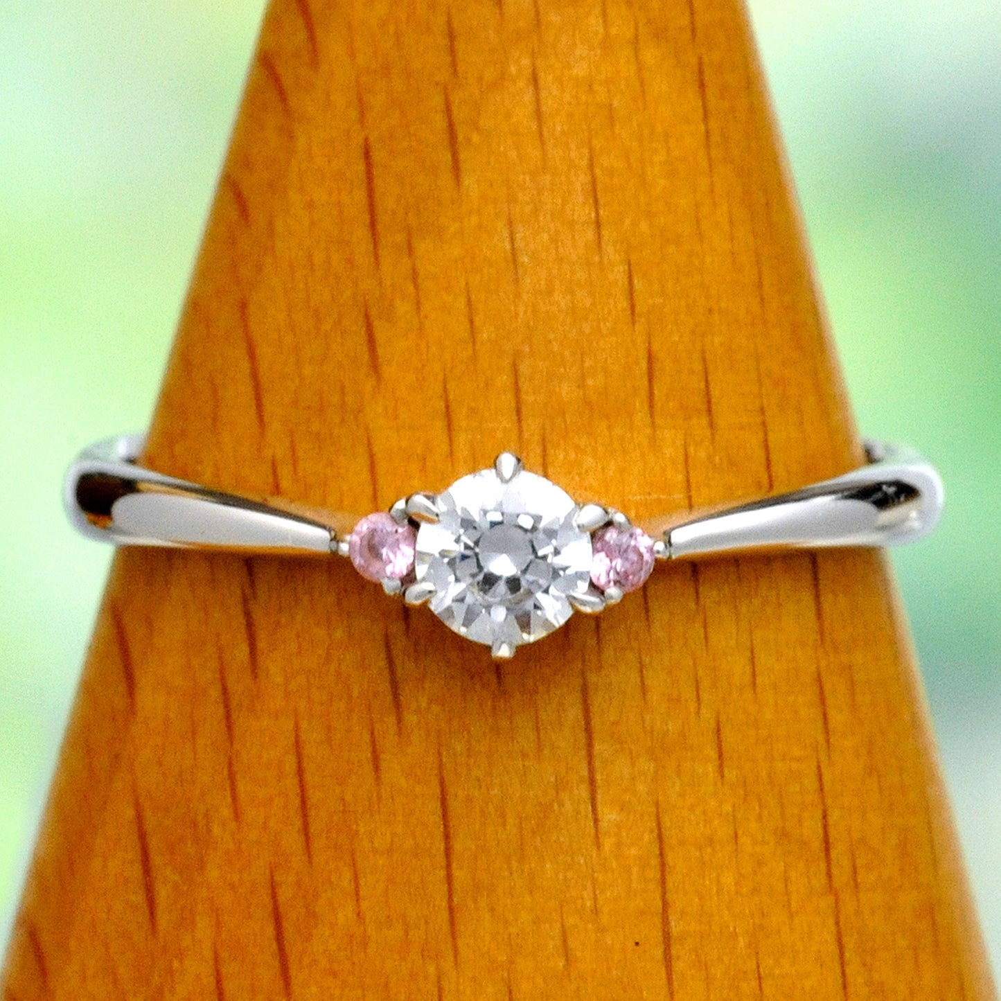 プラチナ婚約指輪 ピンクサファイヤを2個使用した緩やかなV字リング EKH01Kps-0.18ct