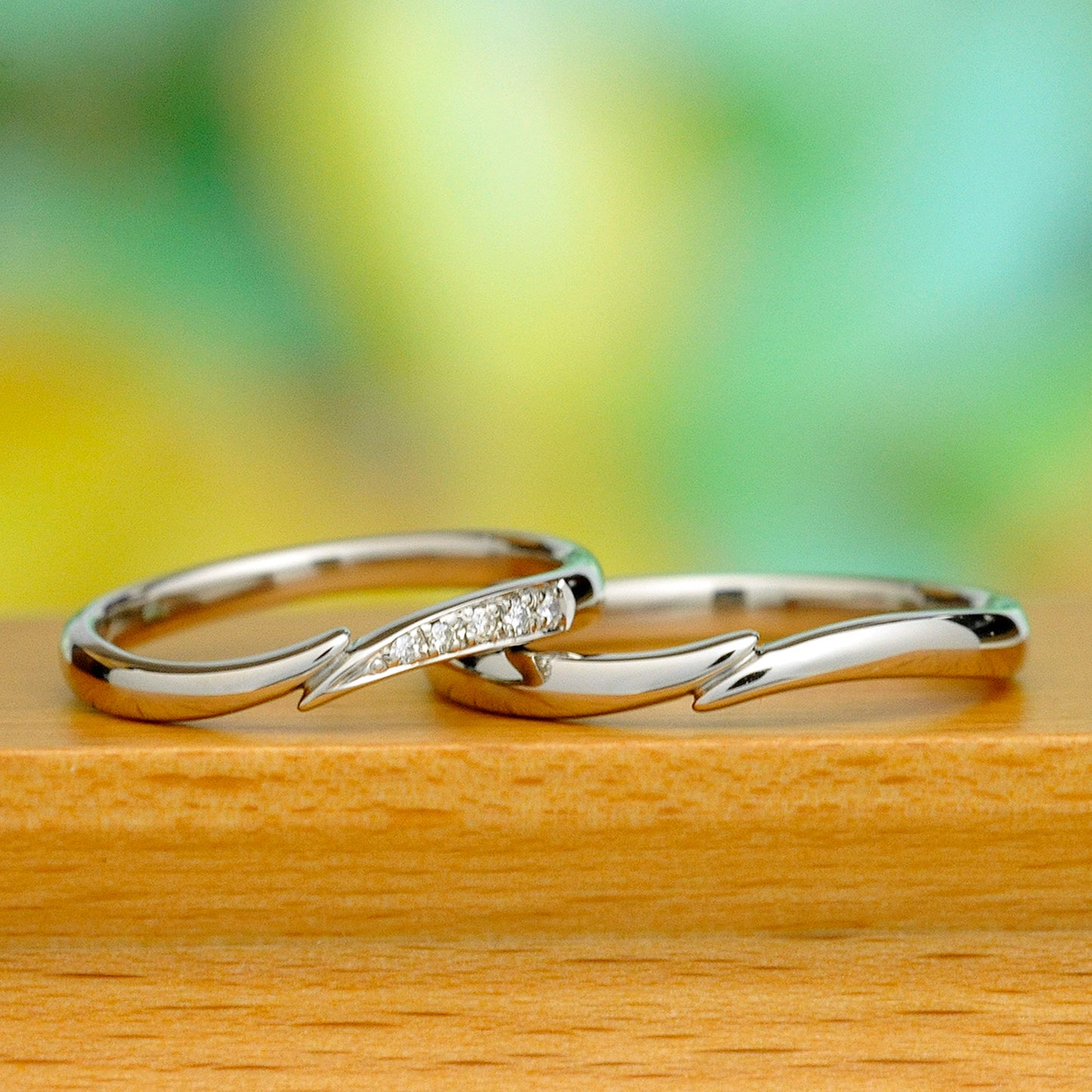 結婚指輪ペア【月華〜Gekka〜】 手を取り合ったようなウェーブデザインの指輪 MpKK02-Pt900