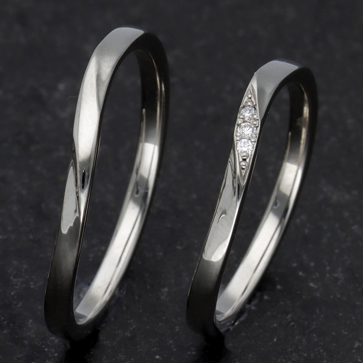 【鍛造】結婚指輪ペア 変形やキズに非常に強い鍛造プラチナリング 細めの緩やかなウェーブデザイン MpKK302-LD3-M-Pt900