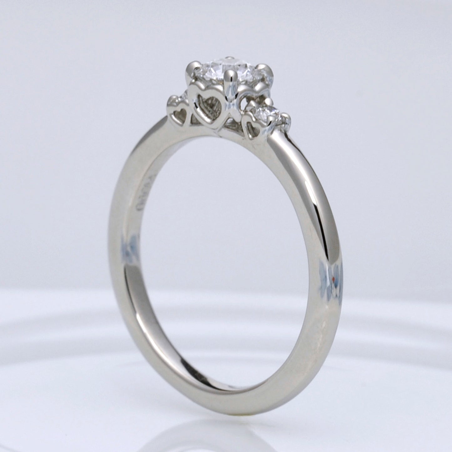 婚約指輪 ハートの透かし模様が個性的 大きめのメレーダイヤを使用したプラチナダイヤモンドリング EKK501n-PT-0.20ct,F