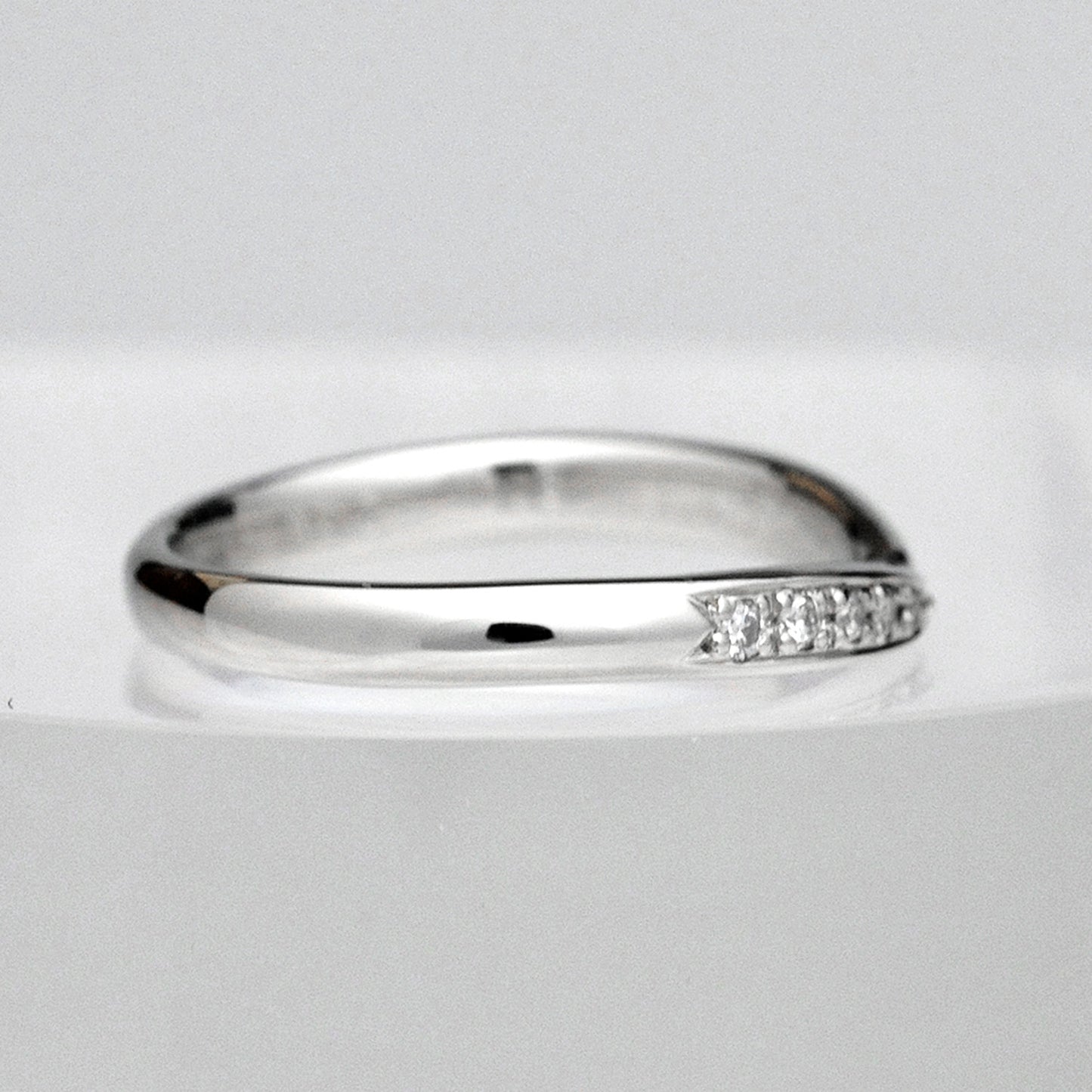 結婚指輪ペア 【月華〜Gekka〜】 高品位ハードプラチナとH&Cダイヤの高品質リング 緩やかなV字デザインで指がスマートに見えます MpKK01h-Pt950H
