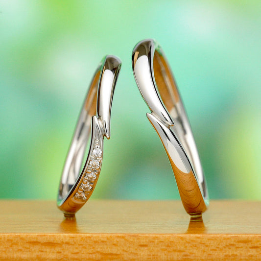 結婚指輪ペア【月華〜Gekka〜】 手を取り合ったようなウェーブデザインの指輪 MpKK02-Pt900