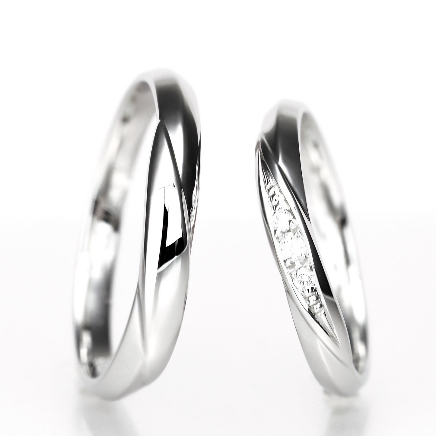 結婚指輪ペア 優しい雰囲気のストレートデザイン ウェーブ状の模様が特徴的なプラチナリング MpKX6970-Pt900