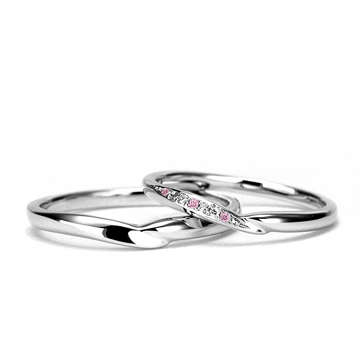 ブライダルリングセット 緩やかなV字の婚約指輪・結婚指輪セット (ピンクダイヤを3個使用) 重ね着けでさらに美しく BsHaP02n04p-0.25ct,D