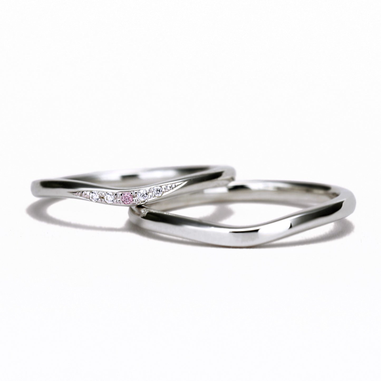 結婚指輪ペア プラチナ製 女性用には希少なピンクダイヤが入った細身の緩やかなV字デザインのリング MpTRM213p-214
