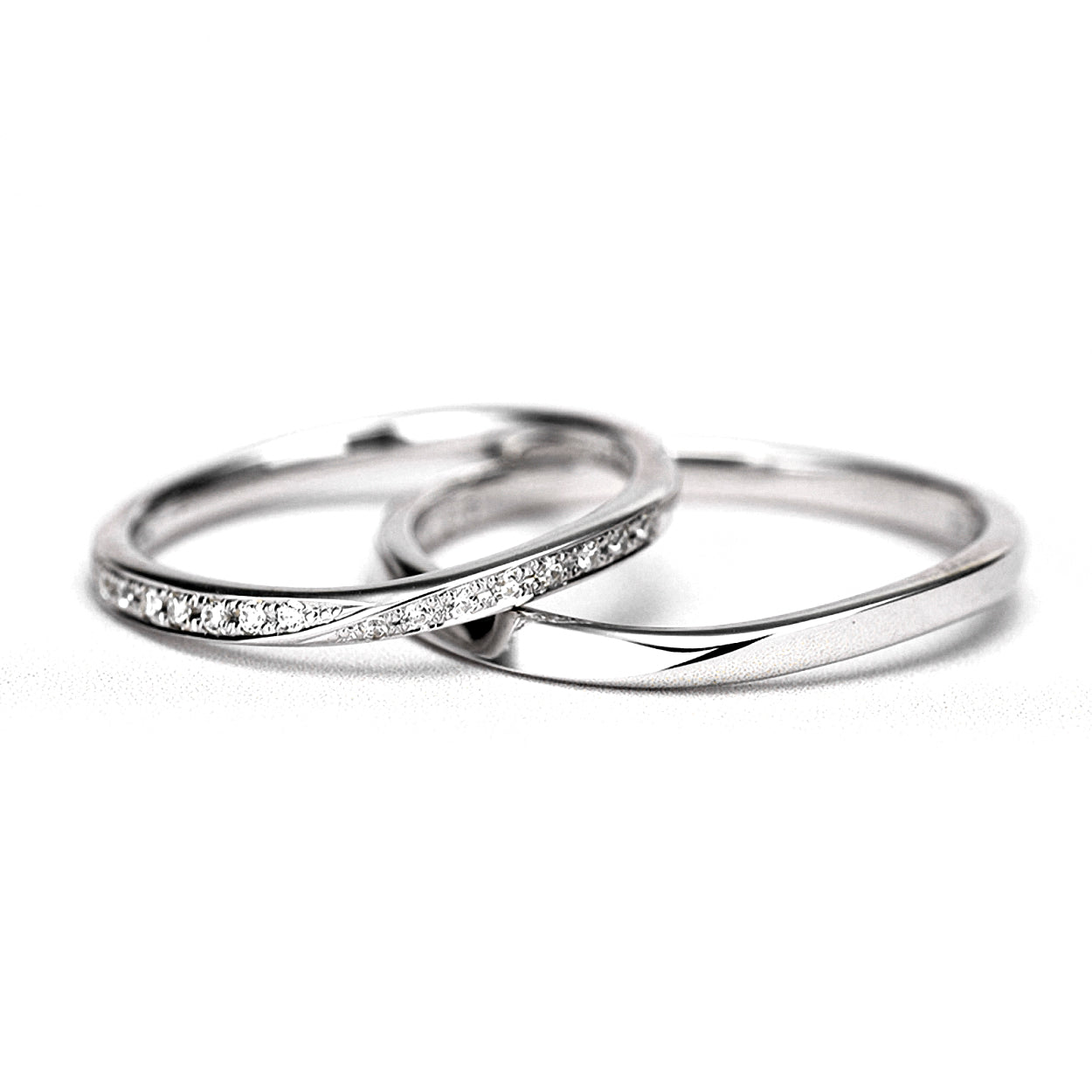 結婚指輪ペア わずかなV字のプラチナ製マリッジリング 女性用は高級感溢れるハーフエタニティリング MpTRM217n-218