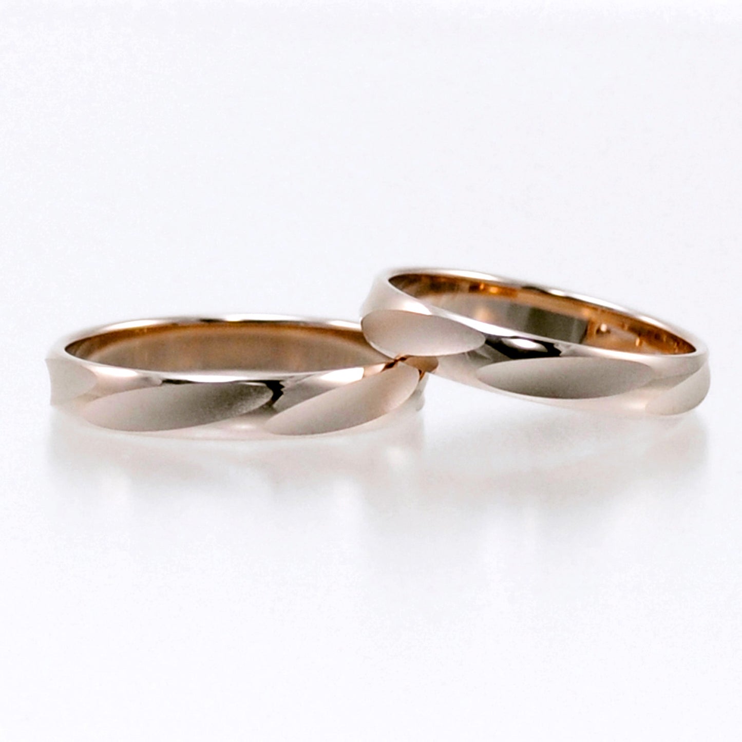 【Shine】結婚指輪ペア 鍛造製法で創り上げた重厚なリング 人気のモダンなデザイン MpG1101-PG(YG)