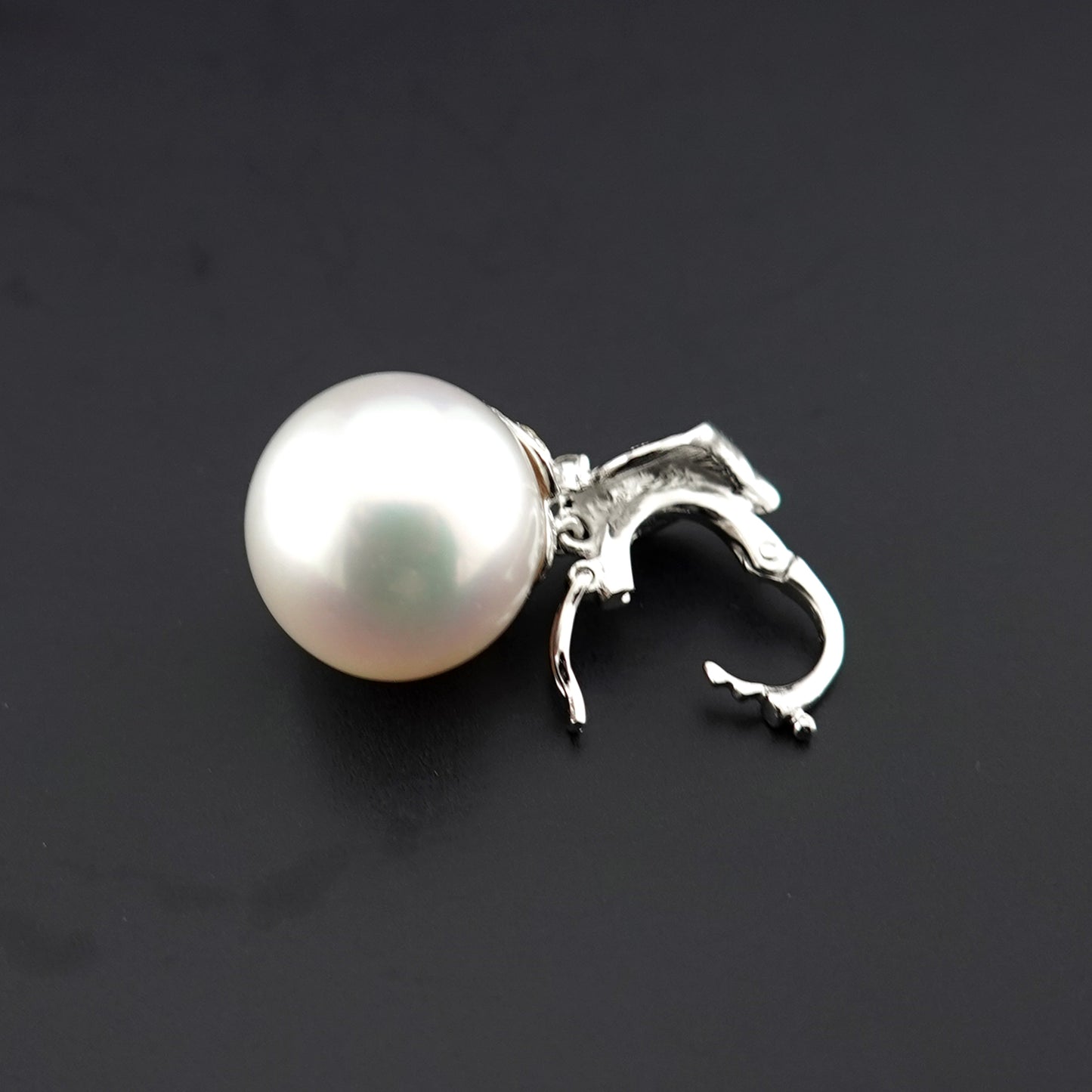 白蝶真珠ペンダントトップ 色・照りが美しい最高品質の白蝶真珠(13.5mm)ジョイントバチカン付 PHSC-13.5mm-K18WG-P116