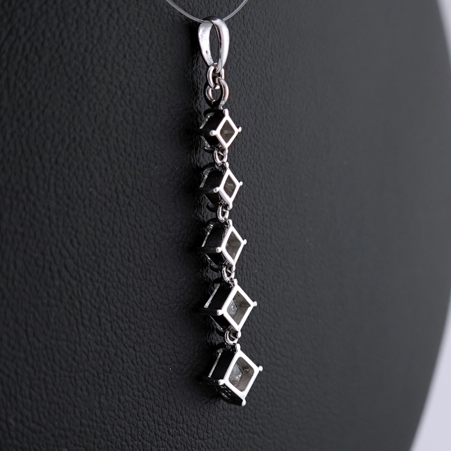 ダイヤモンドペンダントトップ 合計1.06ctのキズが少なく透明度の高い輝きの良いスクエアステップカットダイヤモンドを使用 DPH-SST-1.06ct/5p-OO06112105-K18WG