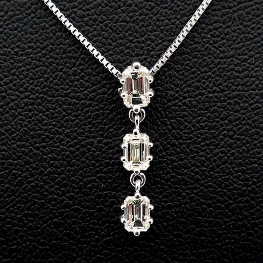 ダイヤモンドペンダント エメラルドカットダイヤモンドを3個(合計1.00カラット)使用 エレガントかつクラシカルな輝きのペンダント-K18WG PNDEm-1.00ct/3p