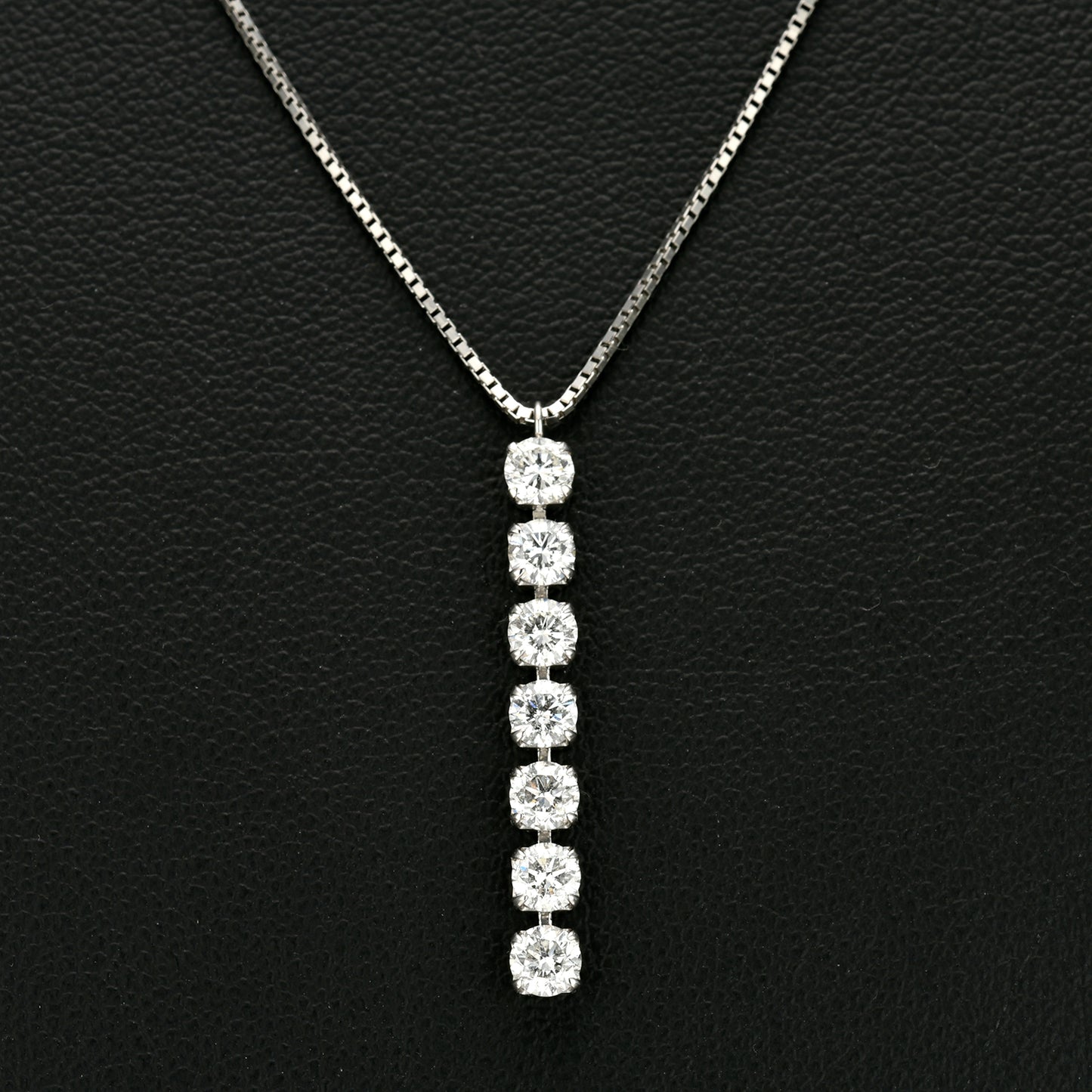 プラチナ製ダイヤモンドペンダント 合計1.00ctのきれいなダイヤモンドを使用 DJC12733-1.00ct/7p